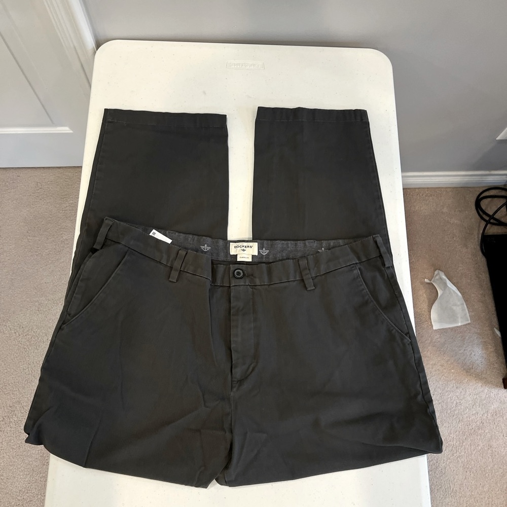 Mens Dockers Classic Fit 42x32 black flat front pants
